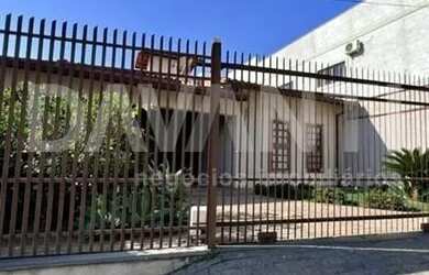 Imagem: A casa possui 3 Dormitórios, 2 Banheiros, 3 Vagas na garagem