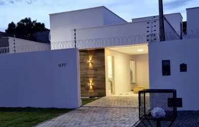 Imagem: A casa possui 2 Dormitórios, Área de serviço e está localizado