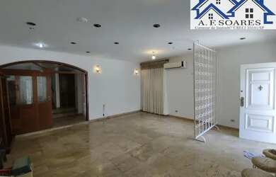 Imagem: A casa possui 4 Dormitórios, 4 Banheiros, 5 Vagas na garagem