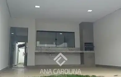 Imagem: A casa possui 3 Dormitórios, 2 Banheiros, 2 Vagas na garagem