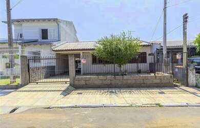 Imagem: A casa possui 3 Dormitórios, 2 Banheiros, 4 Vagas na garagem