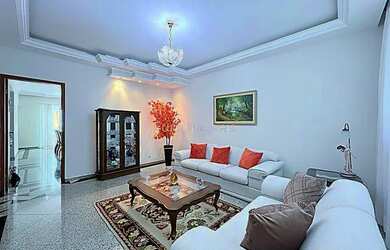 Imagem: A casa possui 4 Dormitórios, 5 Banheiros, 3 Vagas na garagem