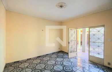 Imagem: A casa possui 3 Dormitórios, 1 Banheiro, 1 Vaga na garagem