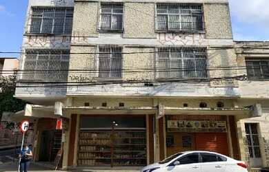 Imagem: O apartamento possui 3 Dormitórios, 1 Banheiro, 1 Vaga na garagem