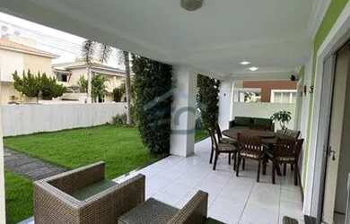 Imagem: A casa possui 4 Dormitórios, 4 Banheiros e 240m² de Área