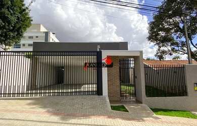 Imagem: A casa possui 3 Dormitórios, 3 Banheiros, 4 Vagas na garagem