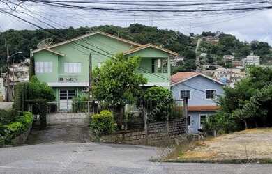 Imagem: A casa possui 4 Dormitórios, 3 Banheiros, 5 Vagas na garagem