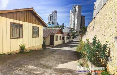 Imagem: A casa possui 3 Dormitórios, 1 Banheiro, 1 Vaga na garagem