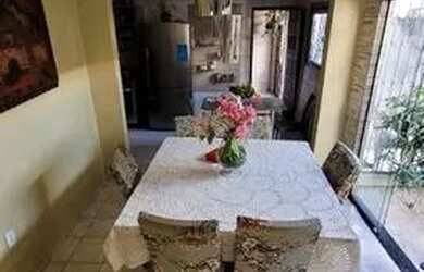 Imagem: A casa possui 2 Dormitórios, 1 Banheiro, 2 Vagas na garagem