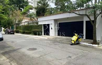 Imagem: A casa possui 4 Dormitórios, 5 Banheiros, 3 Vagas na garagem