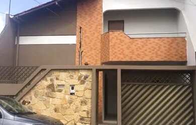 Imagem: A casa possui 3 Dormitórios, 2 Banheiros e 1 Vaga na garagem