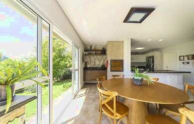 Imagem: A casa em condomínio possui 4 Dormitórios, 4 Banheiros, 4