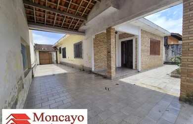 Imagem: A casa possui 3 Dormitórios, 2 Banheiros, 4 Vagas na garagem