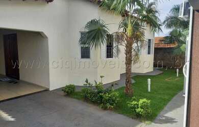 Imagem: A casa possui 3 Dormitórios, 2 Banheiros, 3 Vagas na garagem