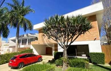 Imagem: A casa em condomínio possui 4 Dormitórios, 5 Banheiros, 4