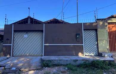 Imagem: A casa possui 3 Dormitórios, 2 Banheiros, 1 Vaga na garagem