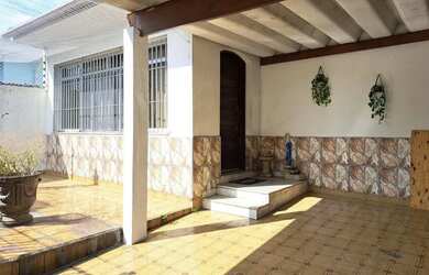 Imagem: A casa possui 3 Dormitórios, 4 Banheiros, 2 Vagas na garagem