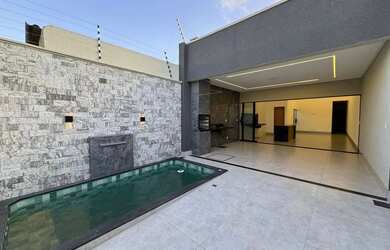 Imagem: A casa possui 3 Dormitórios, 2 Banheiros, 2 Vagas na garagem