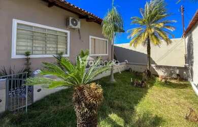Imagem: A casa possui 3 Dormitórios, 1 Banheiro, 4 Vagas na garagem