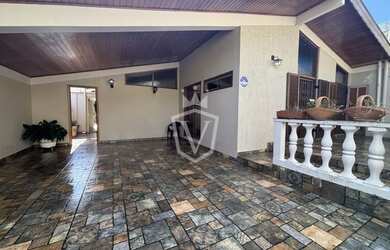 Imagem: A casa possui 3 Dormitórios, 3 Banheiros, 2 Vagas na garagem