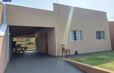 Imagem: A casa possui 2 Dormitórios, 2 Banheiros, 3 Vagas na garagem