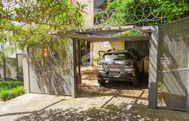 Imagem: A casa possui 5 Dormitórios, 5 Banheiros, 2 Vagas na garagem