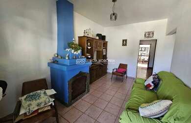 Imagem: A casa possui 5 Dormitórios, 3 Banheiros, 2 Vagas na garagem