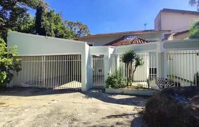 Imagem: A casa possui 3 Dormitórios, 3 Banheiros, 4 Vagas na garagem