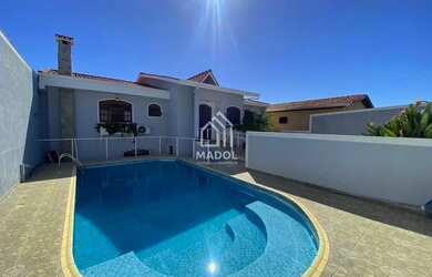 Imagem: A casa possui 4 Dormitórios, 4 Banheiros, 4 Vagas na garagem