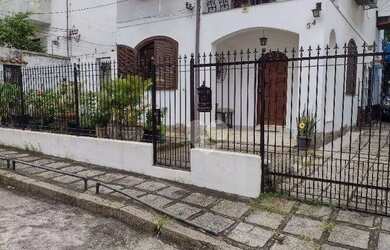 Imagem: A casa possui 3 Dormitórios, 2 Banheiros, 3 Vagas na garagem