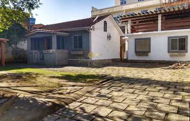 Imagem: A casa possui 3 Dormitórios, 2 Banheiros, 2 Vagas na garagem