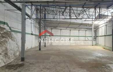 Imagem: O depósito possui 4 Vagas na garagem, 530m² de Área e está