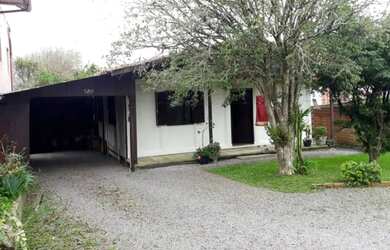 Imagem: A casa possui 3 Dormitórios, 1 Banheiro, 1 Vaga na garagem