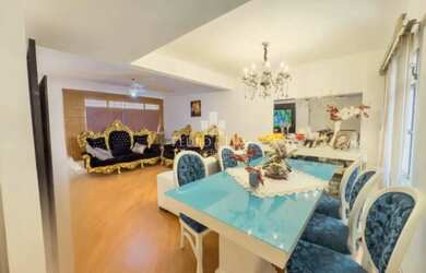 Imagem: A casa possui 4 Dormitórios, 3 Banheiros, 2 Vagas na garagem