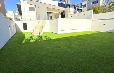 Imagem: A casa possui 3 Dormitórios, 3 Banheiros, 2 Vagas na garagem