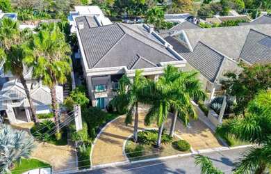 Imagem: A casa possui 4 Dormitórios, 5 Banheiros, 5 Vagas na garagem