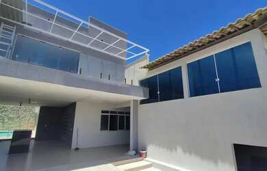 Imagem: A casa possui 3 Dormitórios, 4 Banheiros, 3 Vagas na garagem