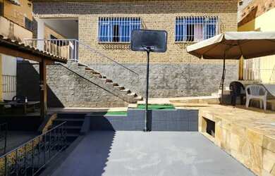 Imagem: A casa possui 3 Dormitórios, 2 Banheiros, 1 Vaga na garagem