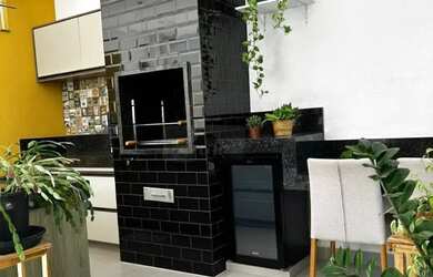 Imagem: A casa possui 3 Dormitórios, 3 Banheiros, 4 Vagas na garagem