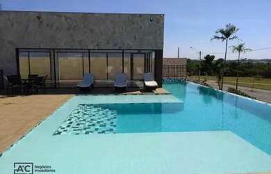 Imagem: O terreno e possui Dormitórios, Suítes, Banheiros, 250-0m²