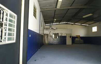 Imagem: A casa possui 4 Dormitórios, 5 Banheiros, 4 Vagas na garagem