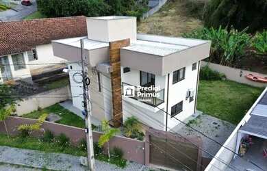 Imagem: A casa possui 4 Dormitórios, 3 Banheiros, 3 Vagas na garagem