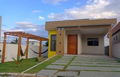 Imagem: A casa em condomínio possui 3 Dormitórios, 1 Banheiro, 2 Vagas