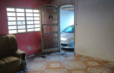 Imagem: A casa possui 2 Dormitórios, 1 Banheiro, 2 Vagas na garagem