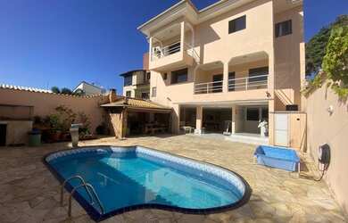 Imagem: A casa possui 5 Dormitórios, 5 Banheiros, 4 Vagas na garagem