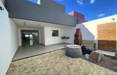 Imagem: A casa possui 3 Dormitórios, 2 Banheiros, 2 Vagas na garagem