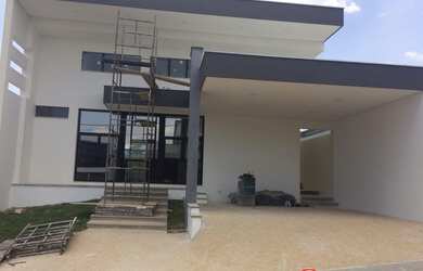 Imagem: A casa possui 3 Dormitórios, 3 Banheiros, 2 Vagas na garagem