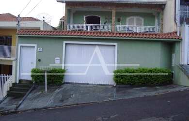 Imagem: A casa possui 3 Dormitórios, 3 Banheiros, 4 Vagas na garagem