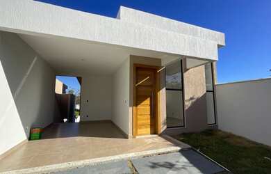 Imagem: A casa possui 3 Dormitórios, 3 Banheiros, 2 Vagas na garagem