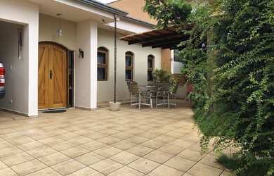 Imagem: A casa em condomínio possui 3 Dormitórios, 1 Banheiro, 270m²